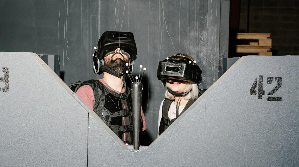 Pessoas caçando fantasmas através de óculos de realidade virtual nos Estados Unidos | Jason Henry/NYT