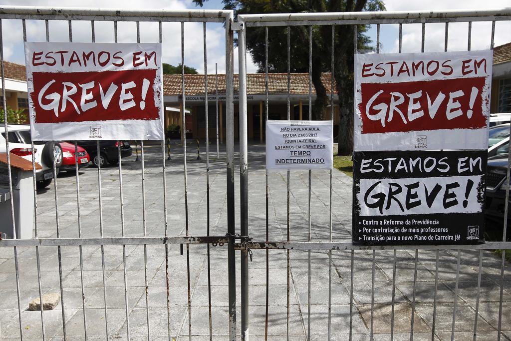 Escola Municipal Graciliano Ramos, no bairro Fazendinha, é uma das 34 unidades que ficaram totalmente fechadas na manhã desta sexta-feira (24) | Jonathan Campos/Gazeta do Povo