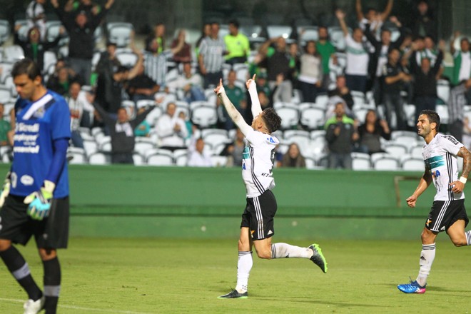 Neto Berola comemora seu primeiro gol no ano, observado de perto pelo companheiro Henrique Almeida. | Daniel Castellano/Gazeta do Povo