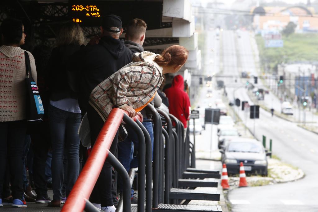 Passageira aguarda ônibus: audiência no TRT pode definir o fim da greve. | Aniele Nascimento/Gazeta do Povo