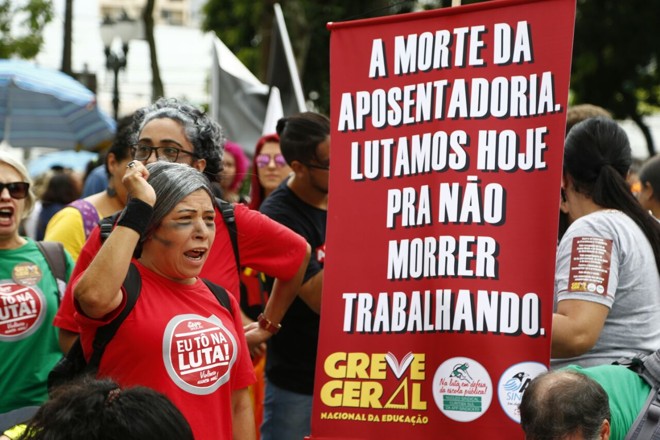 Membros da APP Sindicato, que reúne trabalhadores da educação pública do Paraná, integram o protesto. | Gazeta do Povo