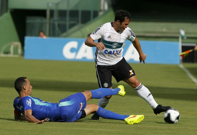 Atacante Kléber, principal peça ofensiva do Alviverde, recebe falta na lateral. | Antônio More/Gazeta do Povo