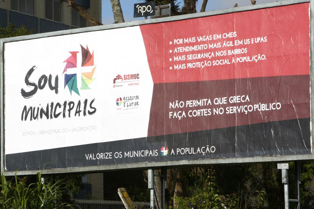 Outdoor do Sismuc: servidores já se opõem a medidas de ajuste fiscal que a prefeitura pretende fazer. | Aniele Nascimento/Gazeta do Povo