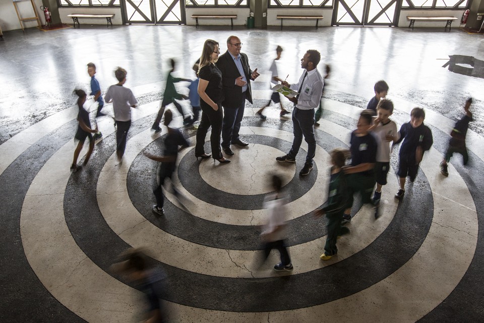 Pais com bom relacionamento com os professores têm boas surpresas. Na foto, o casal Maurício e Dulce Agria conversam com o professor do filho, no Colégio Bosque Mananciais: parceria que deu certo | Jonathan Campos/Gazeta do Povo