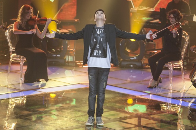 O cantor durante apresentação na final | Pedro Curi/Divulgação