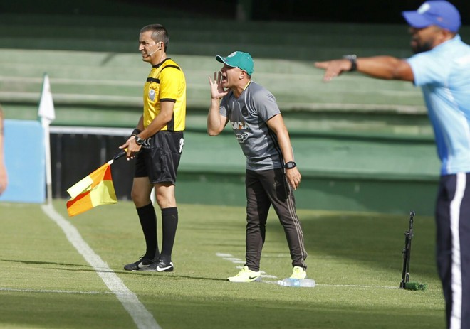 Interino, Pachequinho comanda o time à beira do gramado. | Antônio More/Gazeta do Povo
