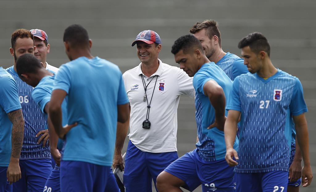 O técnico Wagner Lopes se mostra satisfeito com o resultado do rodízio de atletas adotado pelo Paraná em 2017. | Jonathan Campos/Gazeta do Povo