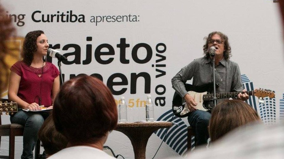 Dadi Carvalho em apresentação do Trajeto Lumen, em que a emissora promove pocket shows gratuitos | Victor Rodrigues/Divulgação