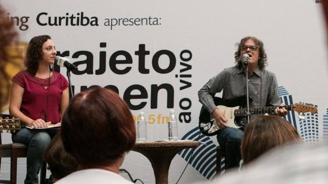 Dadi Carvalho em apresentação do Trajeto Lumen, em que a emissora promove pocket shows gratuitos | Victor Rodrigues/Divulgação