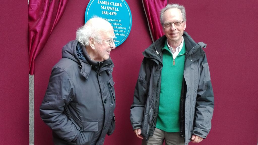 Grebogi (à dir.) e o pesquisador Peter Higgs, vencedor do Nobel de Física, na Universidade de Aberdeen. | /Arquivo pessoal