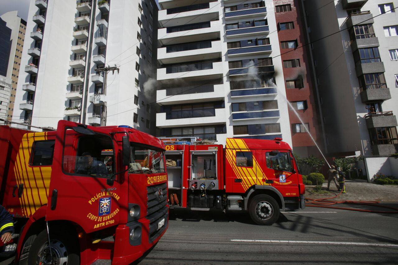 Bombeiros trabalharam cerca de duas hora para conter chamas | Átila Alberti/