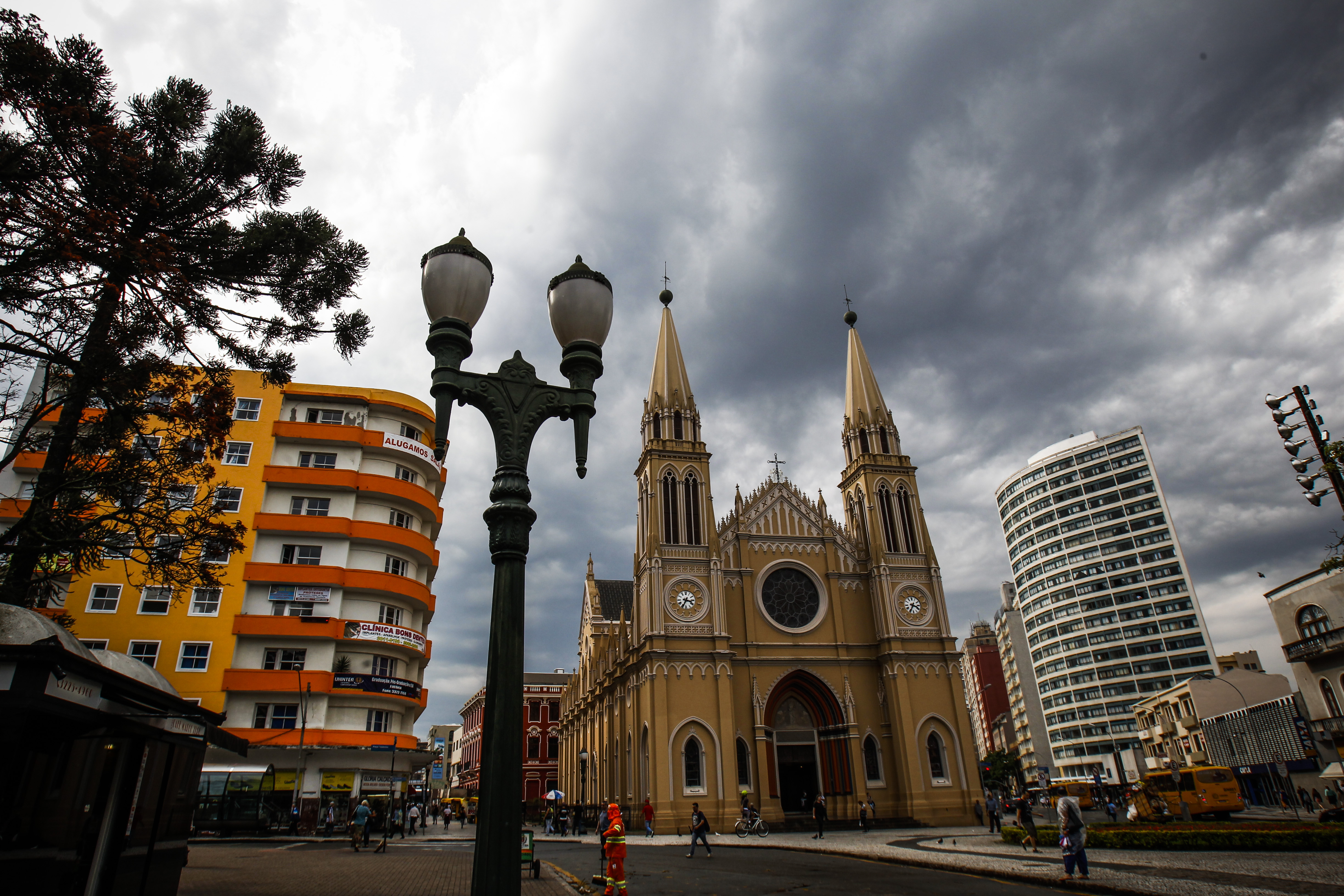 Céu nublado e temperaturas mai s amenas devem marcar esta quinta-feira (9) em Curitiba | Daniel Castellano/Gazeta do Povo