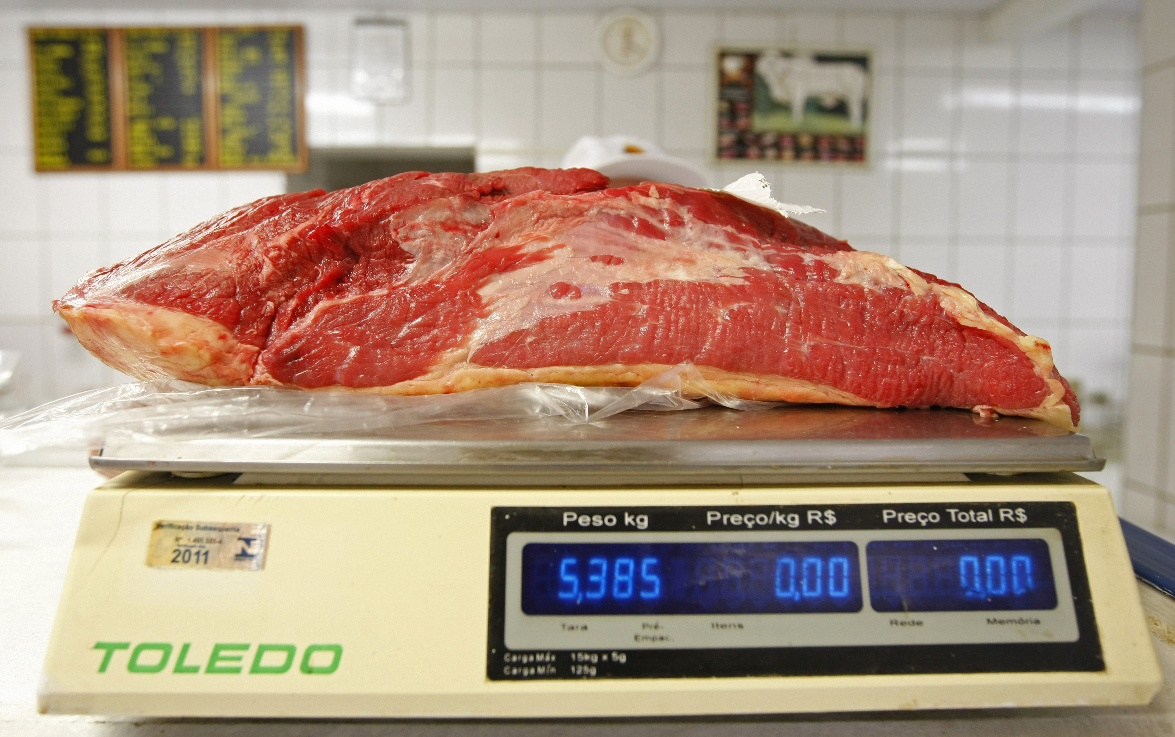 Governo federal aproveitou a crise no setor de proteína animal, após a deflagração da Operação Carne Fraca, para mexer nas regras do setor. | DANIEL CASTELLANO/Gazeta do Povo