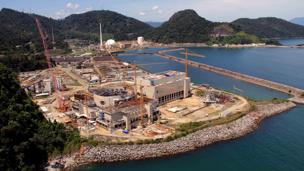 Construção da usina nuclear de Angra 3, em Angra dos Reis: ela não ficará pronta antes de 2021, mas brasileiro já estava pagando por sua energia. | Divulgação/Eletrobras