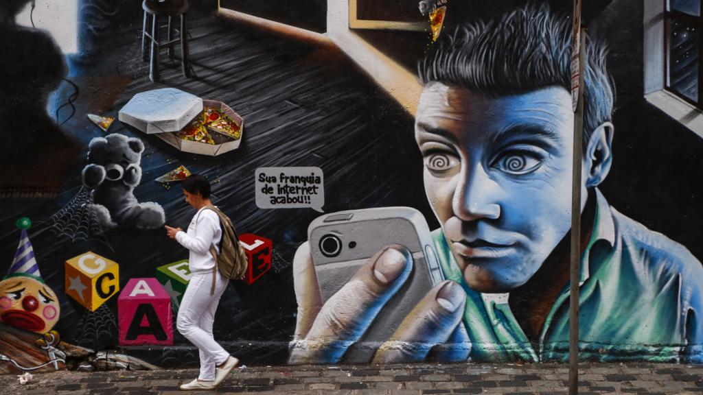 O preço médio dos smartphones cresceu, passando de R$ 882 em 2015 para R$ 1050 em 2016. | Daniel Castellano/Gazeta do Povo