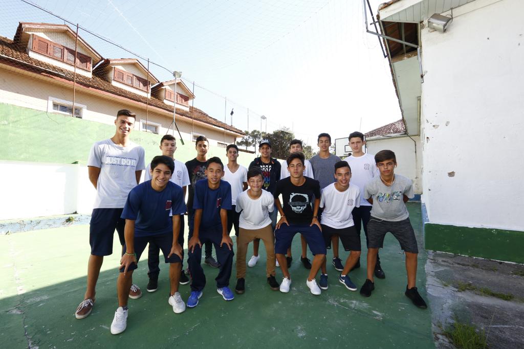 Alunos da Conselheiro Zacarias e atletas da categoria de base do Coxa: educação e futebol juntos. | Aniele Nascimento/Gazeta do Povo