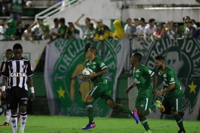 Wellington Paulista carrega a bola após fazer o primeiro gol da Chapecoense contra o Galo: reação insuficiente. | Flickr/Chapecoense/Divulgação