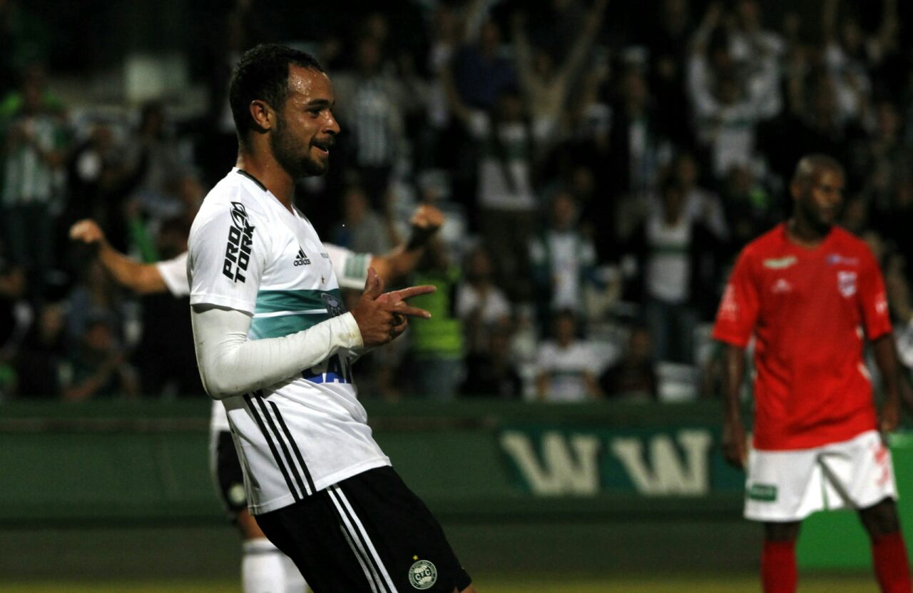 Léo Santos comemora o segundo gol do Coritiba na vitória sobre o Rio Branco. | Antônio More / Gazeta do Povo
