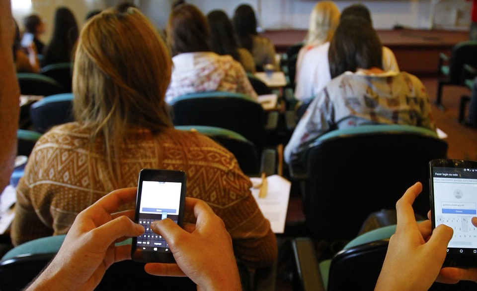 Jovens não conseguem identificar a diferença entre uma notícia e uma propaganda , por exemplo. Muito menos contestar as fontes de informação | Antônio More/Arquivo Gazeta do Povo