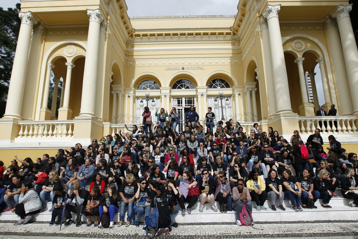 Cerca de 600 professores se concentraram nesta manhã em frente à Câmara | Jonathan Campos/