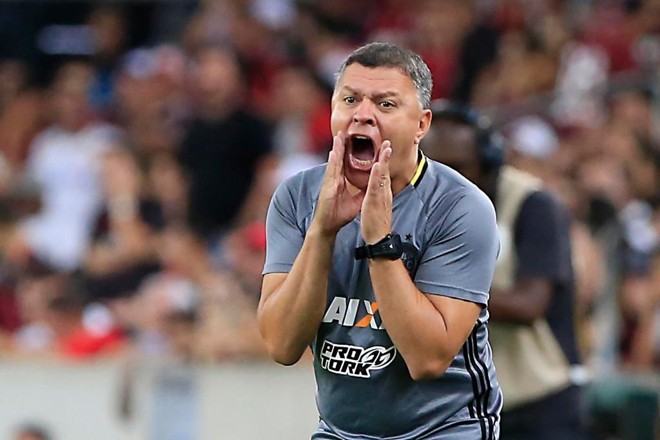 Com a saída de Paulo Cesar Carpegiani do Coritiba, quem ficou responsável por comandar o Alviverde na Baixada foi Pachequinho, que não economizou a garganta. | Albari Rosa/Gazeta do Povo