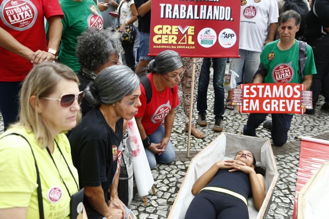 Mulher faz performance simbolizando a morte em ato contra a reforma da previdência. | Henry Milleo/Gazeta do Povo