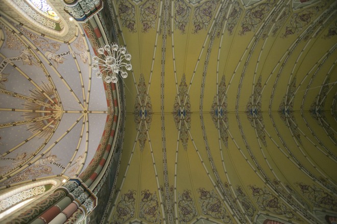 A igreja foi restaurada, literalmente, do chão ao teto. | Marcelo Andrade/Gazeta do Povo