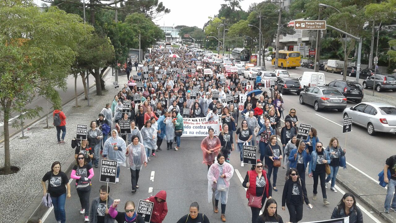Professores em passeata pelo Centro Cívico nesta manhã, em Curitiba | Gerson Klaina
/