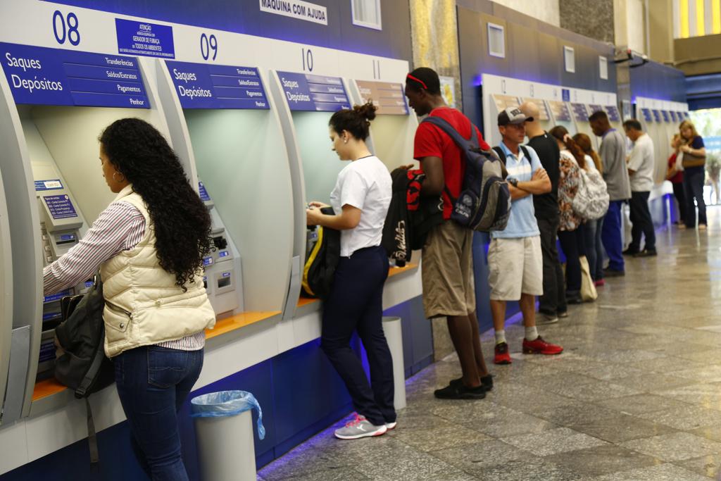 FGTS inativo: Saiba quais agências da Caixa abrirão neste sábado. Quem tem mais de R$ 5 mil e quer pedir transferência não deve ir às agências nos sábados. Leia na Gazeta do Povo. | Aniele Nascimento/Gazeta do Povo