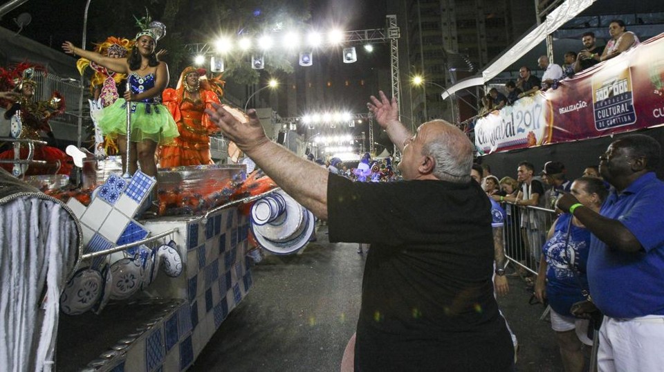 Curitibano reage com amor e ódio a medidas de Greca na área cultural Mesmo com o protesto contra o corte de verbas, Greca sambou no Carnaval. | Daniel Castellano/Gazeta do Povo