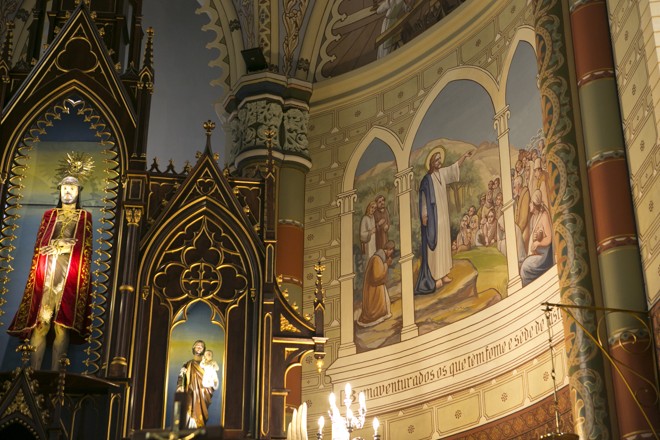 Pinturas, imagens e altares da igreja foram restaurados após o incêndio em 2007. | Marcelo Andrade/Gazeta do Povo