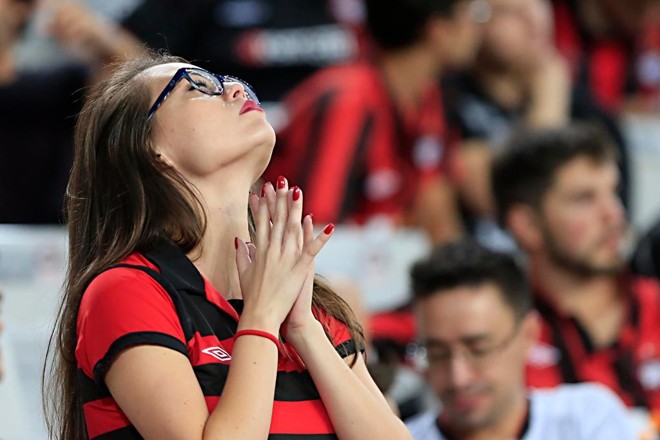 Torcedora retrata a decepção da estreia do Atlético na fase de grupos da Libertadores. A noite começou quente para o Furacão, mas terminou manchada por vacilos na defesa. | Albari Rosa/Gazeta do Povo