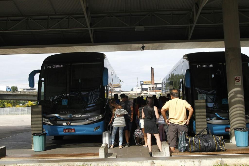 Doze mil pessoas devem desembarcar até o fim da manhã nesta quarta-feira (1º) na rodoferroviária de Curitiba | Jonathan Campos/ Gazeta do Povo