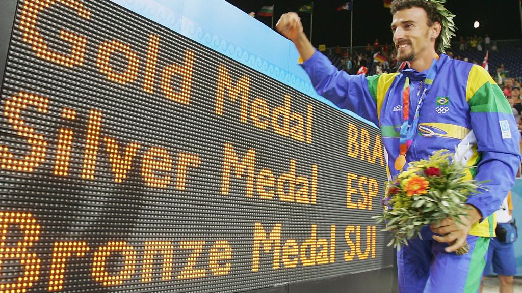 Emanuel na cerimônia de entrega da medalha de ouro que ganhou nas Olimpíadas de Atenas, em 2004: tudo começou em Curitiba. | Robert Laberge/Getty Images