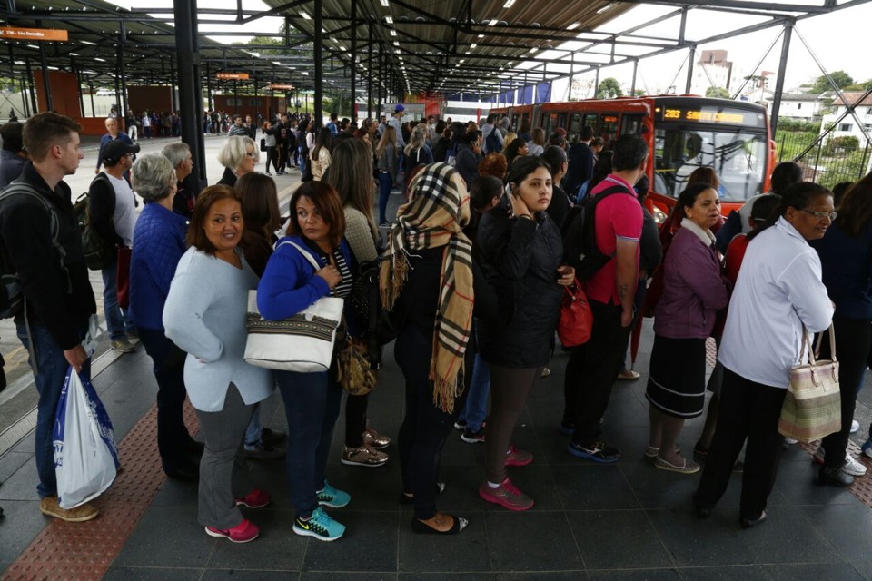 Greve em fotos: veja imagens do sexto dia de paralisação dos ônibus em Curitiba Terminal Santa Cândida: longas filas, muita espera e ônibus lotados na manhã desta segunda-feira (20) | Aniele Nascimento/Gazeta do Povo