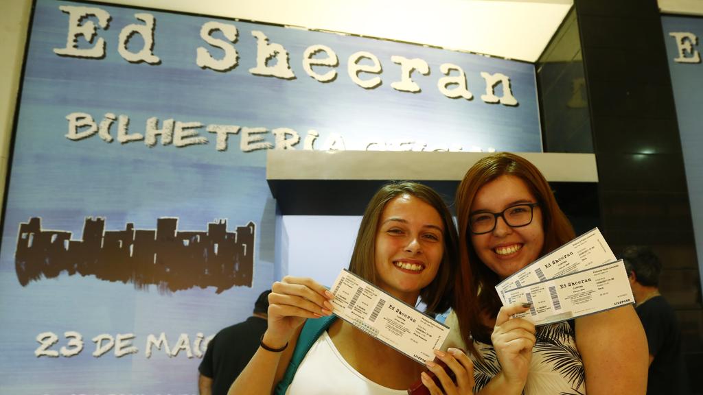 Giovana ( à esquerda) vai viajar o Brasil atrás de Sheeran. Gabrielle acho o astro “autêntico”. | Henry Milleo/Gazeta