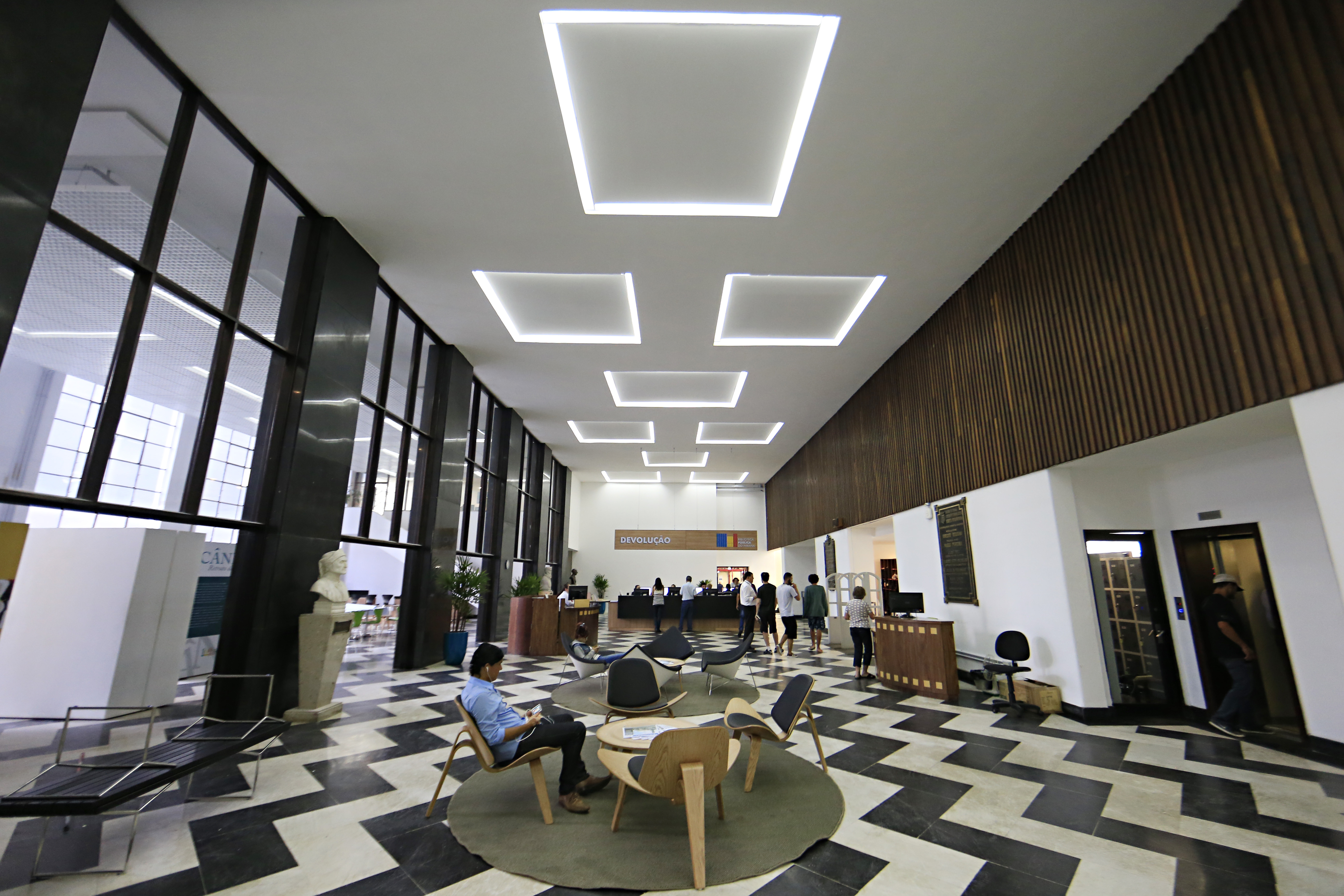 Nova cara do hall de entrada da Biblioteca Pública do Paraná: acervo de periódicos será digitalizado em ambiente que conta com milhares de livros e rede wi-fi. | Albari Rosa/Gazeta do Povo