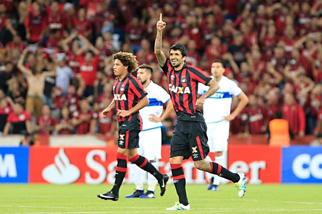 Segundo gol de Lucho González na Libertadores 2017. | Albari Rosa/Gazeta do Povo