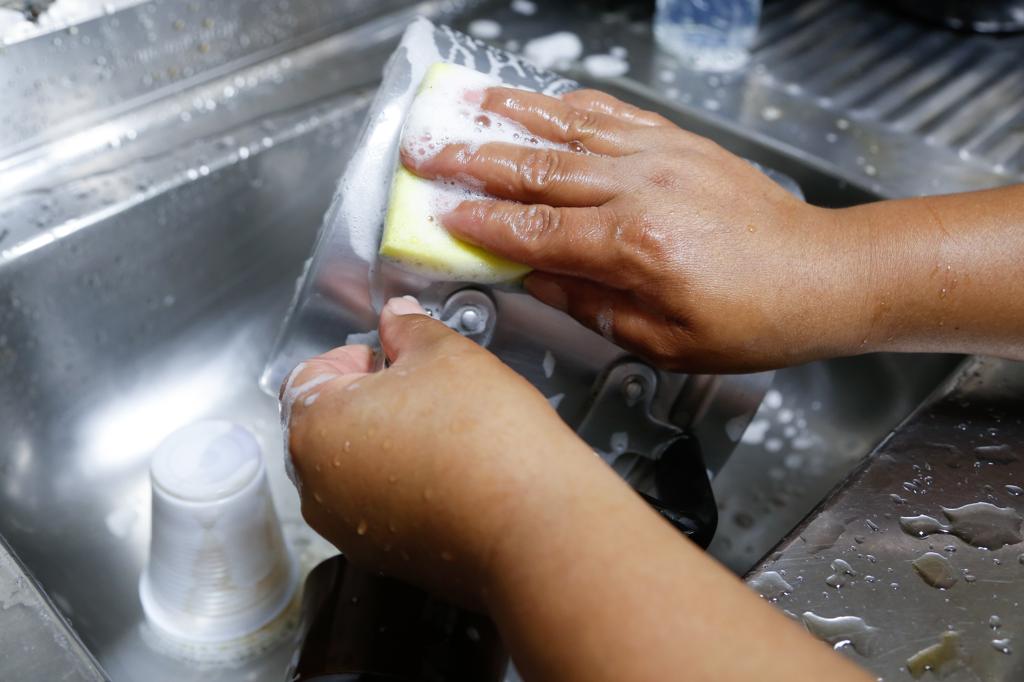 Cliente comprou móveis novos para cozinha, mas, devido a defeitos, ficou mais de um mês sem pia para lavar a louça. | Henry Milleo/Gazeta