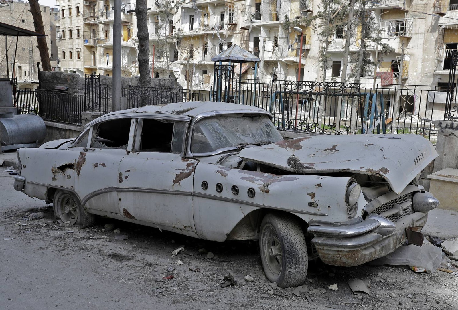Buick Super 1955 ficou totalmente danificado . | Joseph Eid/AFP