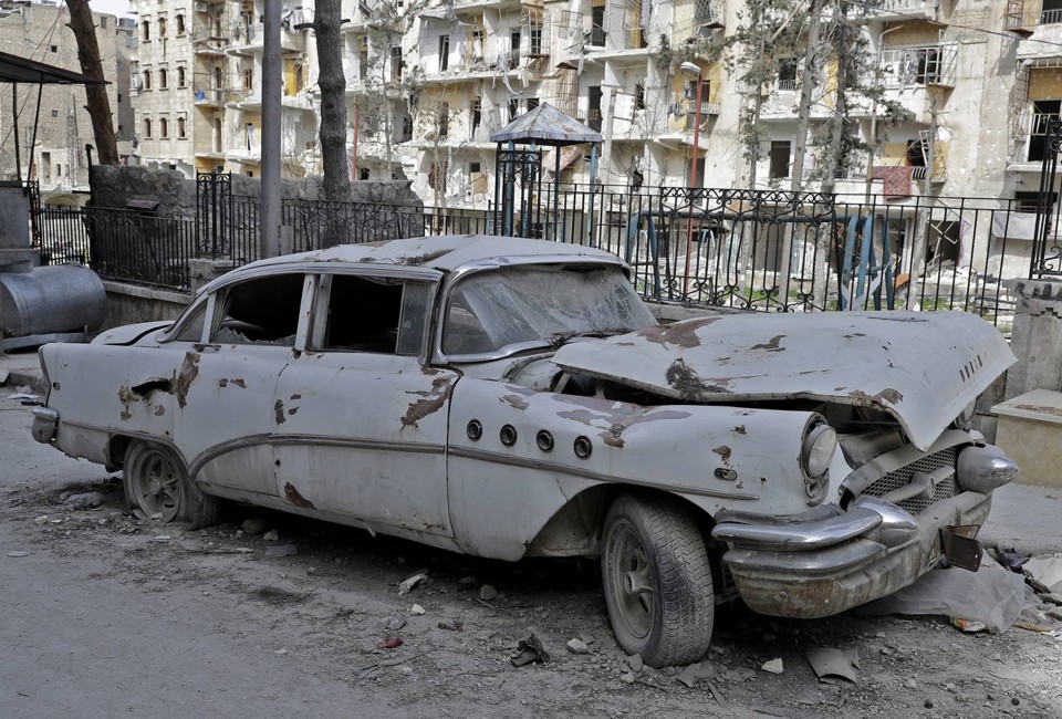Buick Super 1955 ficou totalmente danificado . | Joseph Eid/AFP