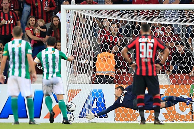 Kléber Gladiador cobra pênalti cometido por Zé Ivaldo e acerta a trave do goleiro Santos, que saltou no canto certo. | Albari Rosa/Gazeta do Povo