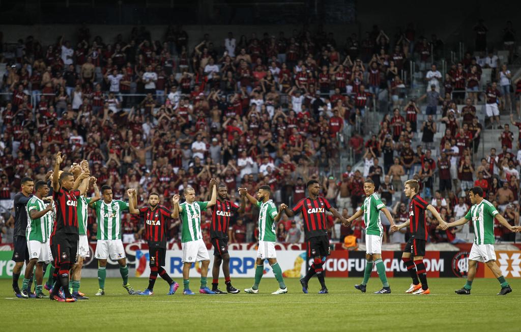 Jogadores de Atlético e Coritiba de mãos dadas após o cancelamento do Atletiba. | Jonathan Campos/Gazeta do Povo
