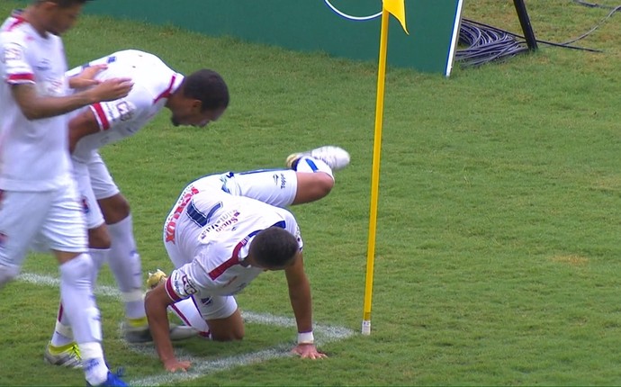 Nathan imita um cachorro fazendo xixi na bandeirinha após marcar o gol paranista | Foto: reprodução/RPC