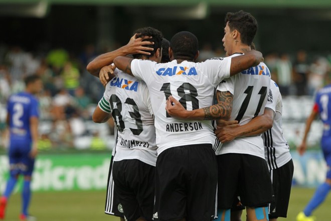 Festa e alívio para os jogadores do Alviverde. | Antônio More/Gazeta do Povo