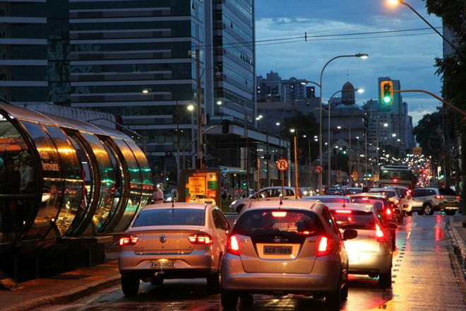 Avenida Sete de Setembro registra trânsito intenso no começo da noite de quinta-feira (16). | Daniel Castellano Gazeta do Povo