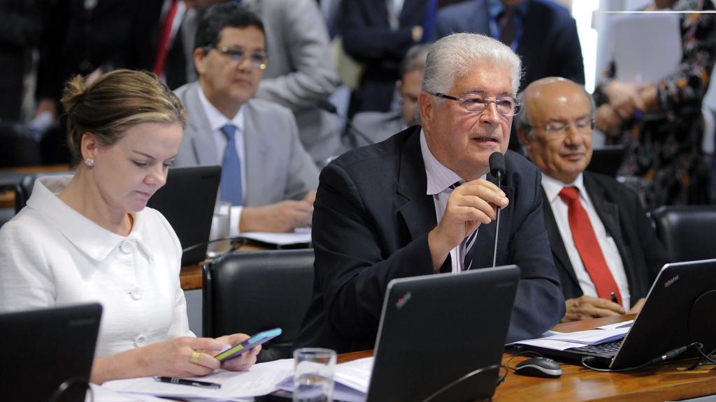 Roberto Requião (ao centro) lê o substitutivo do projeto da Lei de Abuso de Autoridade | Pedro França/Agência Senado