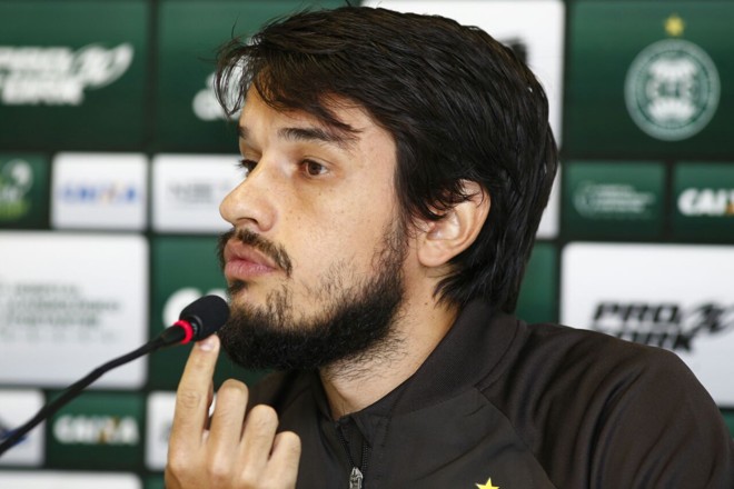 Tiago Real começa a partida contra o Londrina. | Aniele Nascimento/Gazeta do Povo