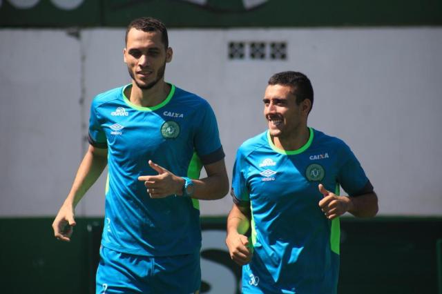 Neto e Rushel durante treino após a tragédia. | /Sirli Freitas / Chapecoense