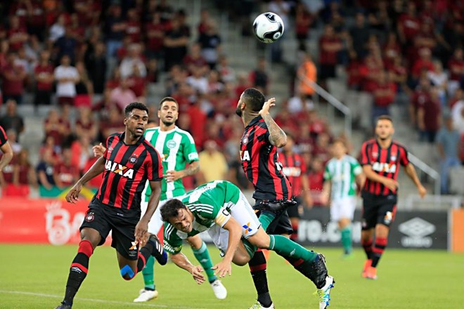 Kléber cai e pede pênalti, mas o árbitro manda o jogo seguir. | Albari Rosa/Gazeta do Povo